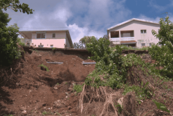 Important glissement de terrain à Marigot : un expert mandaté par la ville pour un diagnostic, le quartier reste sous la menace