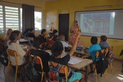 Un souvenir royal pour des élèves de 6e du collège de Mahina
