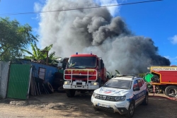 Une casse automobile en feu provoque d’importantes fumées noires à Kawéni