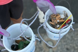 Une dizaine de citoyens débarrasse le Barachois de ses déchets : "on a une belle île, il faudrait la protéger un peu plus"