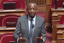 "On a l'impression que le rideau de fer s'est transformé en rideau de fumée", déclare le sénateur Saïd Omar Oili à propos de la lutte contre l'immigration clandestine à Mayotte