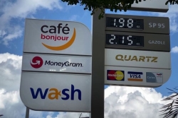 Prix des carburants : "ils sont élevés, mais on n'a pas le choix, on doit vivre", des automobilistes mahorais résignés après la hausse de 25 centimes du gasoil