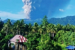 Indonésie : trois randonneurs tués dans une éruption volcanique