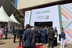 Emmanuel Macron plaide pour "rebâtir l'ordre multilatéral" entre l'Afrique et l'Europe, face à la Chine et aux États-Unis au sommet "Africa Forward"