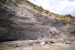 Une protection provisoire de la falaise de Petit Moya installée face au "risque majeur" pour l'usine de dessalement et la population