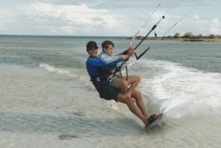 VIDÉO. "J’en avais les larmes aux yeux" : des enfants en situation de handicap s'évadent le temps d'une initiation au kitesurf