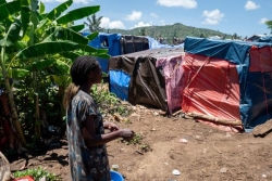 "Ça nous fait peur", avec l'épidémie d'Ebola en RDC, des inquiétudes au sein du camp de migrants africains à Tsoundzou