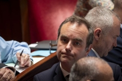 "Je vais mouiller la chemise, car c'est ce que je dois au territoire", affirme Sébastien Lecornu après l'adoption par le Sénat de l'ouverture du corps électoral en Nouvelle-Calédonie.