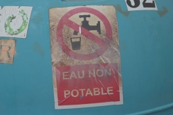 Des pesticides dans l’eau du robinet des habitants du chemin pêche à Saint-Benoît