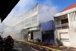 Saint-Pierre : incendie en cours rue François de Mahy, le secteur est à éviter