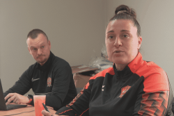 Couple dans la vie, ensemble sur le terrain : rencontre avec les nouveaux entraîneurs du club de foot de Miquelon 