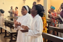 "C'est la naissance de l'Eglise et son ouverture au monde entier", les fidèles de l'église de Mamoudzou célèbrent la Pentecôte
