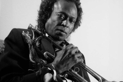 Centenaire de Miles Davis : quand le prophète du jazz se produisait en Guadeloupe 