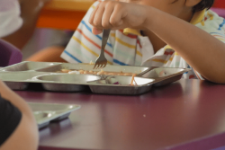 Cantine scolaire gratuite : une bouffée d'oxygène pour les familles précaires de Moorea