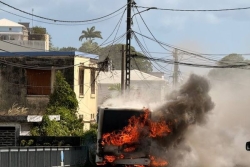 Un bus s'embrase sur la route des religieuses à Fort-de-France