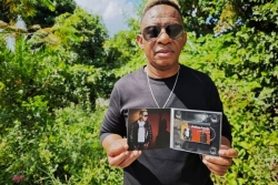 Un album vendu en clé USB, la proposition insolite du chanteur mahorais Anfane Lewis après la mort des CD face au numérique