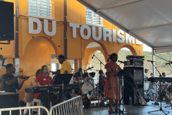 Les élèves de "Musique à Mayotte" font résonner la place publique pour leur première scène en plein air