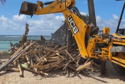 EN IMAGES. Sainte-Anne : des paillotes en bord de mer et un restaurant démolis, sur les 50 pas géométriques