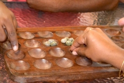 40 ans de la télé : le M'Raha Wa Tso, ce jeu traditionnel qui continue de réunir les Mahorais