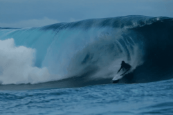 Teahupo’o : forte houle, évacuations et réouverture temporaire du spot sous vigilance météo en Polynésie française ce week-end en cours