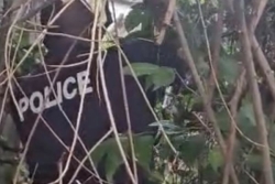 Un cadavre retrouvé à Fort-de-France dans le quartier de Trénelle : les policiers dans l'attente d'un médecin légiste