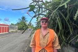 Albinos à Tahiti : le quotidien sous protection de Gilles, jardinier de 54 ans