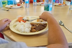 Grève à Newrest : la cantine scolaire de Papara assurée grâce à la cuisine centrale de Teva i Uta