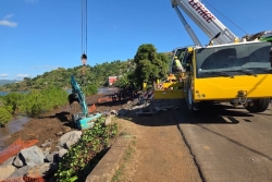 Un engin de chantier coincé dans la mangrove de Bandraboua provoque la fermeture de la route principale au nord de Mayotte