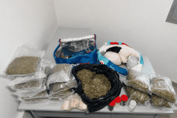 Un contrôle routier mène à la découverte de drogues, d'une arme et de 12 000 euros à Basse-Terre