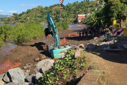 Une grue-mobile va tenter de sortir l'engin de chantier coincé dans la mangrove de Bandraboua, la route nationale 1 fermée dans la nuit de jeudi à vendredi