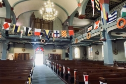 "On a accroché des étendards, des filets de pêche, des bouées" : la cathédrale de ce petit archipel se pare pour la Fête des marins