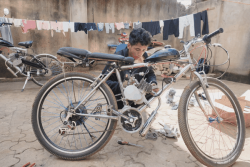 "Pour faire du sport, je pédale, quand je suis pressé, j'active le moteur", le vélomoteur, la dernière trouvaille de bricoleurs à Madagascar