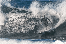 Teahupo'o : le surfeur américain de 56 ans grièvement blessé après une chute sur le récif est décédé