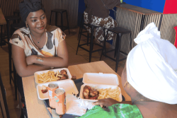 Rapides, pas chers, mais "pas très bon pour la santé", les fast-foods séduisent les jeunes à Mayotte