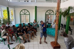 Les élèves de l’atelier sculpture du CJA de Paea réalisent un Unu haut de 4 mètres
