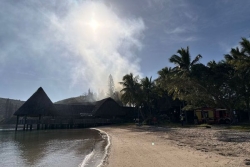 Incendie au Kuendu Beach à Nouméa : une salle du complexe hôtelier en proie aux flammes 