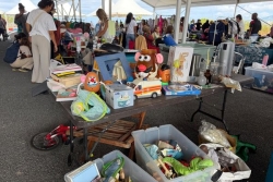 « C’est pas mal, il y a de jolies choses » : la deuxième édition du vide-grenier de Mamoudzou a séduit à Mtsapéré