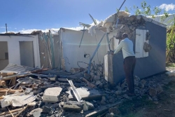 Saint-Leu : une maison à moitié démolie par le Conservatoire du Littoral, le maire sur place pour bloquer l'opération
