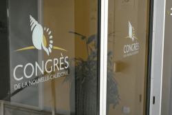 Quels sont les quatre groupes politiques au Congrès de la Nouvelle-Calédonie ?
