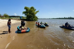 Les jeunes de Mana prennent d'assaut le fleuve pour l'Amana en fête, une aubaine pour le maire qui veut y développer le tourisme fluvial