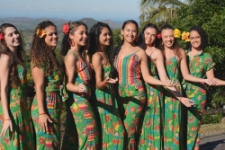 VIDÉO. A Farino, les candidates à l'élection Miss Nouvelle-Calédonie relèvent le défi du ver de bancoule