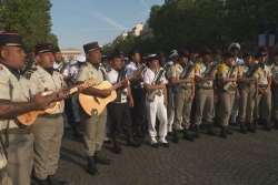 Les soldats du Pacifique honorent la mémoire des volontaires de la Seconde Guerre mondiale sur les Champs-Élysées