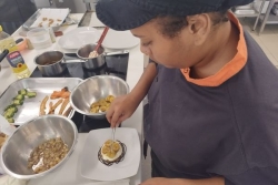 "L'intelligence artificielle n'arrivera pas à nous remplacer" : au lycée Saint-Jean XXIII, les apprentis cuisiniers affûtent leurs compétences