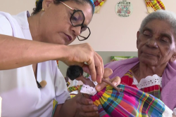 VIDEO. À 85 ans, Théodora retrouve le fil de sa passion grâce à un atelier de poupées traditionnelles