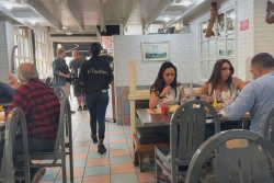"On va essayer de s'en sortir" : jusqu'à 50 % de chiffre d'affaires en moins pour certains restaurants du centre-ville de Nouméa