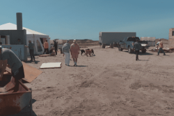 Dunefest 2026 : les jeunes de l'AJEP prêtent main-forte aux bénévoles d'Eklectik pour les préparatifs sur la dune de Miquelon-Langlade