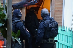 Saint-Pierre : sept personnes interpellées et des stupéfiants, une arme de poing et de l'argent liquide saisis lors d'une opération du RAID à la Ravine Blanche