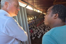 Le préfet de Mayotte en visite dans une exploitation avicole pour soutenir la filière locale