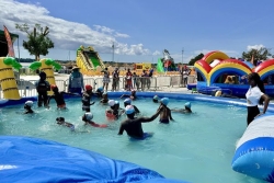"Tout le monde n'a pas les moyens de partir" : à Saint-Laurent-du-Maroni, le Maroni'Parc gratuit attire des milliers de familles.