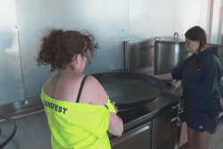 "Pour nous, c'est vraiment un gain de temps." Sur le site du Dunefest la nouvelle cuisine sur roues fait gagner un temps précieux aux bénévoles
